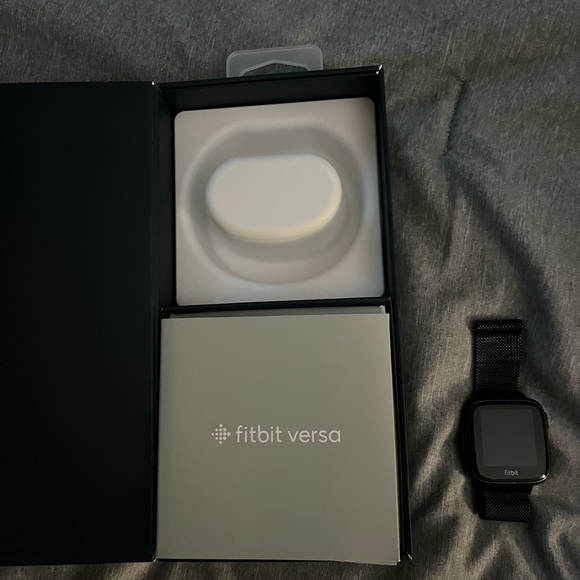 Fitbit Versa - Picture 2 of 7